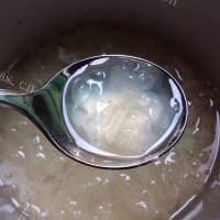 美味的紫薯百合银耳羹做法图解3)