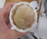 色泽光亮的广式莲蓉蛋黄月饼做法图解13)