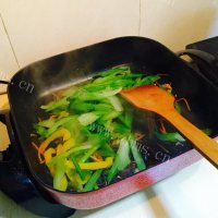 家常菜肉片炒芹菜做法图解8)