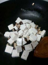 家常菜香菇炖豆腐做法图解9)