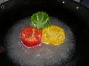 色泽不错的菠萝炒鸡腿肉做法图解9)
