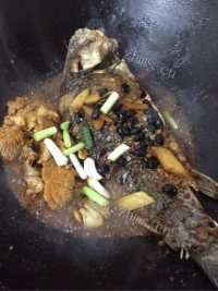 色泽鲜亮的红烧鲫鱼做法图解5)