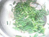 可口的韭菜炒鸡蛋做法图解5)