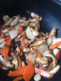 美味的萝卜香菇面做法图解3)