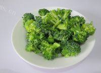 香鲜至极的西兰花炒香肠做法图解2)