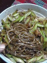 易做的芹菜炒粉条