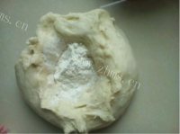 萌萌哒熊猫紫薯包做法图解8)