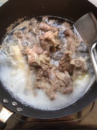 家常菜焖牛腩做法图解1)