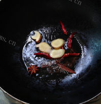 美味的五花肉焖烧板栗做法图解4)