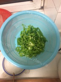 质嫩爽口的青椒炒肉做法图解2)