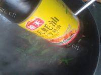 家常菜芥蓝炒腊肉做法图解6)