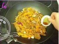 美味的羊肉手抓饭做法图解4)