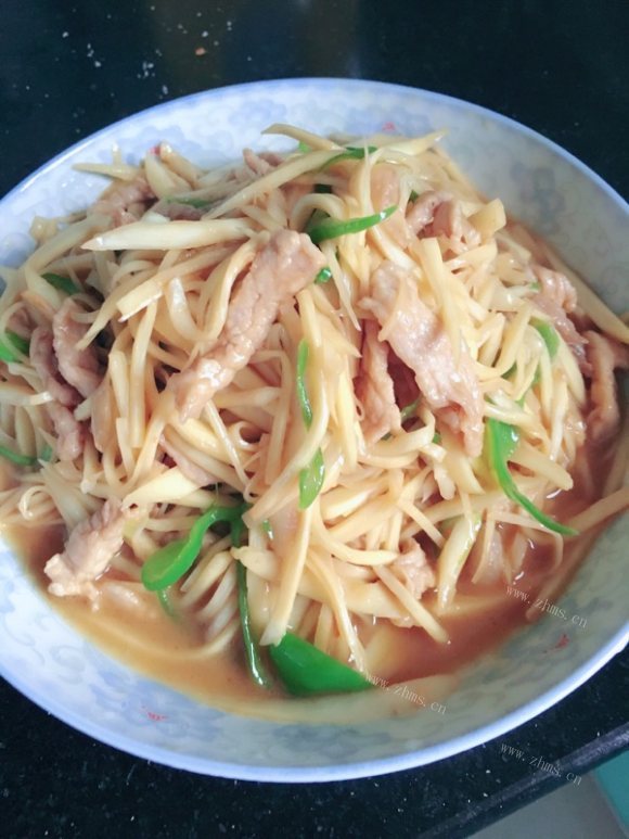 诱人的茭白炒肉丝