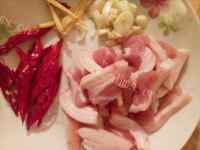 家常菜芹菜炒肉片做法图解2)