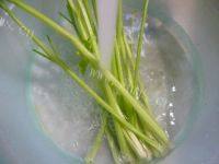 家常菜鸡蛋炒芹菜做法图解4)