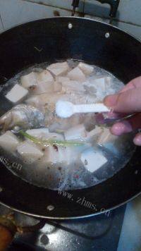 美味的鲈鱼豆腐汤做法图解10)