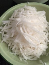 美味的干贝萝卜丝汤做法图解2)