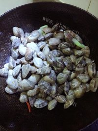 诱人的辣炒花蛤做法图解7)