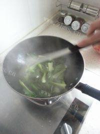 自制青菜鸡蛋炒面做法图解4)