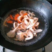 鲜甜的笋干菌菇汤的做法图解四