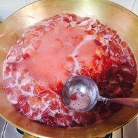 自制草莓果酱做法图解5)