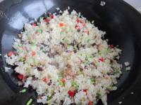 美味的泡菜腊肉蛋炒饭做法图解10)