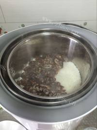 美味的电饭锅版煲仔饭做法图解2)