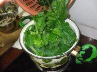 美味的咸蛋芥菜汤做法图解6)