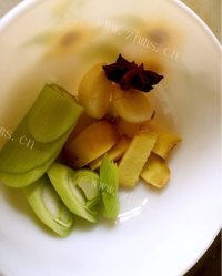 色香味俱全的排骨炖玉米做法图解4)