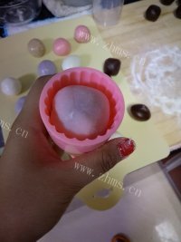 美味的豆沙馅冰皮月饼做法图解7)
