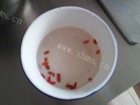 美味早餐银耳小米粥做法图解3)