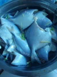 好吃的清炒鲳鱼做法图解1)
