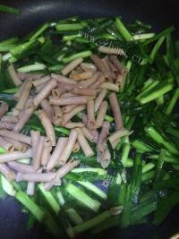 色味俱佳的韭菜炒海肠做法图解6)