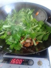 家常菜芹菜肉丝做法图解4)