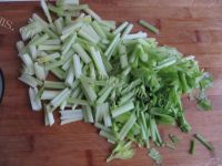 质嫩爽口的芹菜炒牛肉做法图解1)