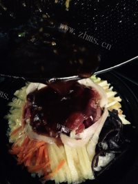 美味的腊肠煲仔饭做法图解16)