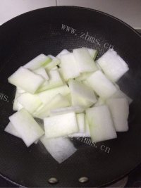 美味的鲜虾冬瓜汤做法图解4)