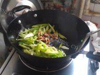 易做的芹菜炒肉丝做法图解8)