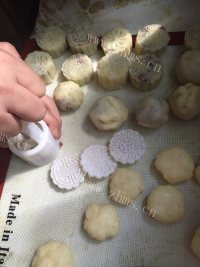 自制红豆沙冰皮月饼做法图解8)