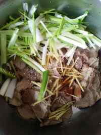 色味俱佳的凉拌牛肉做法图解2)