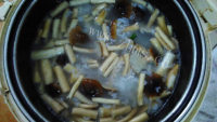 美味的茶树菇草鱼粥做法图解6)