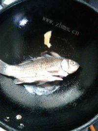 鲫鱼番茄豆腐汤做法图解4)