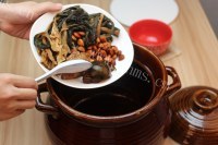 美味南北杏菜干益肺汤做法图解3)