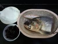 美味的粉皮木耳鲢鱼头煲做法图解1)