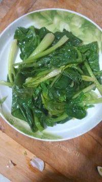诱人的上汤菠菜做法图解2)