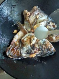 家常菜鱼头炖豆腐做法图解5)