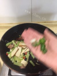 香喷喷的西芹炒豆干做法图解9)