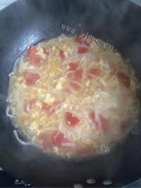 回味无穷的西红柿鸡蛋面条做法图解4)