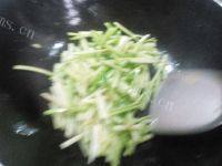 家常菜芹菜炒鸡蛋做法图解5)