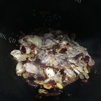 热腾腾的泡椒牛蛙做法图解6)